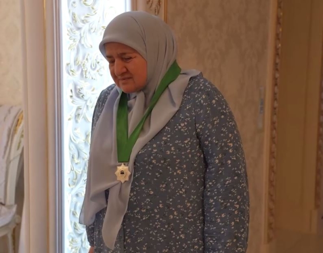 <i>Аймани Кадыровой вручили орден «За служение религии Ислам» I степени</i>
