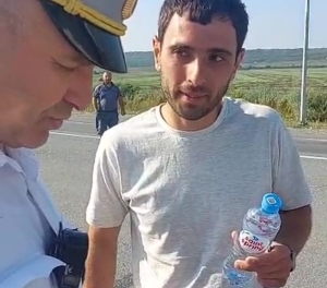На Ставрополье дорожные инспекторы помогают водителям справиться с жарой. Видео