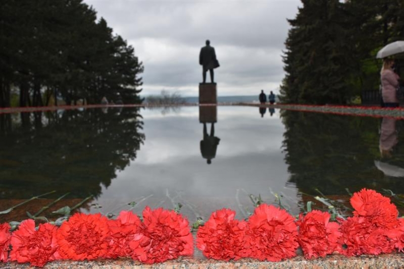 Командующий Северо-Кавказским округом войск нацгвардии РФ отдал дань памяти героям