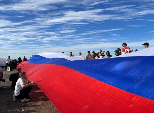 <i>Накануне Дня народного единства в Кисловодске развернули 12-метровый триколор</i>