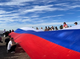 Накануне Дня народного единства в Кисловодске развернули 12-метровый триколор