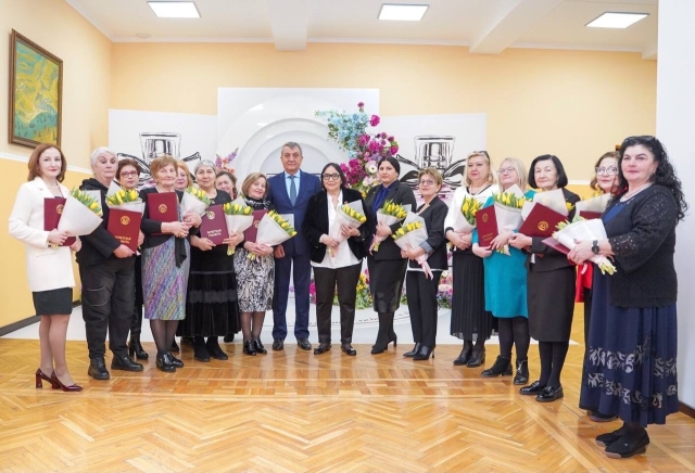 <i>Глава Северной Осетии накануне 8 марта вручил госнаграды отличившимся женщинам</i>