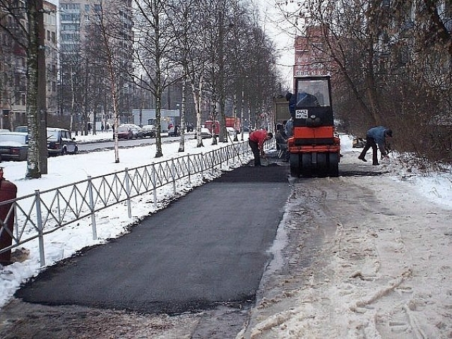 <i>В Ставропольском крае продолжают класть асфальт в снег</i>