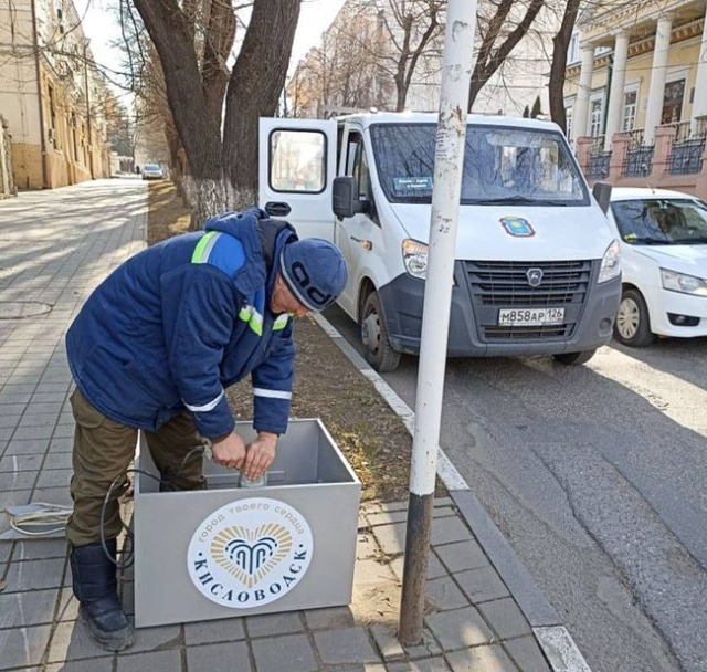 <i>В Кисловодске установили брендированные ящики для соли на улицах</i>
