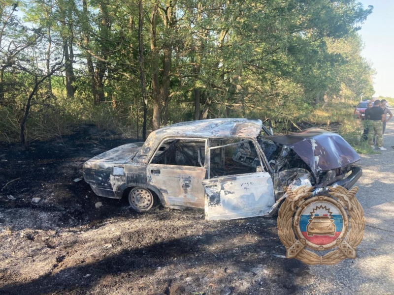 В КЧР после столкновения с деревом полностью сгорел ВАЗ-2107