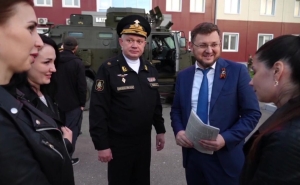 Мэр Махачкалы передал морпехам Каспийской флотилии амуницию и оборудование
