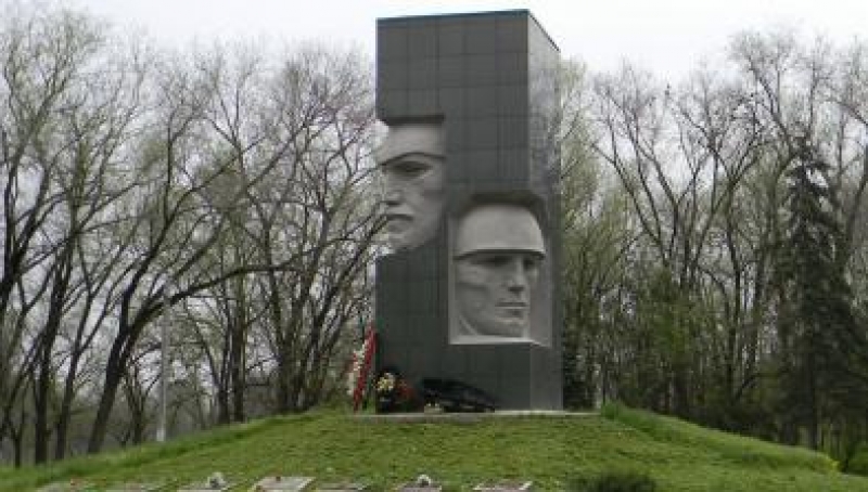 Мемориал авторства скульптора М.И. Щукина, архитектора Ф.Н. Долженко расположен в Центральном парке села