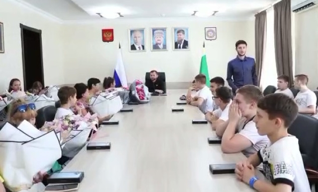 <i>Детям из ДНР передали подарки от РОФ им. А.-Х. Кадырова</i>