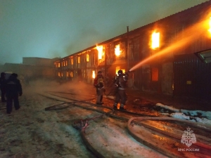 В Ставрополе утром 18 декабря пожарные тушили мебельную фабрику