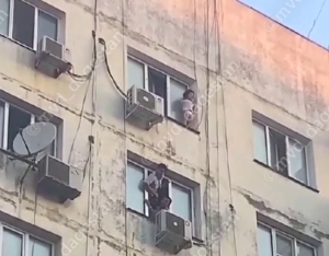 В Каспийске спасли сидевшую на кондиционере за окном 9 этажа малышку