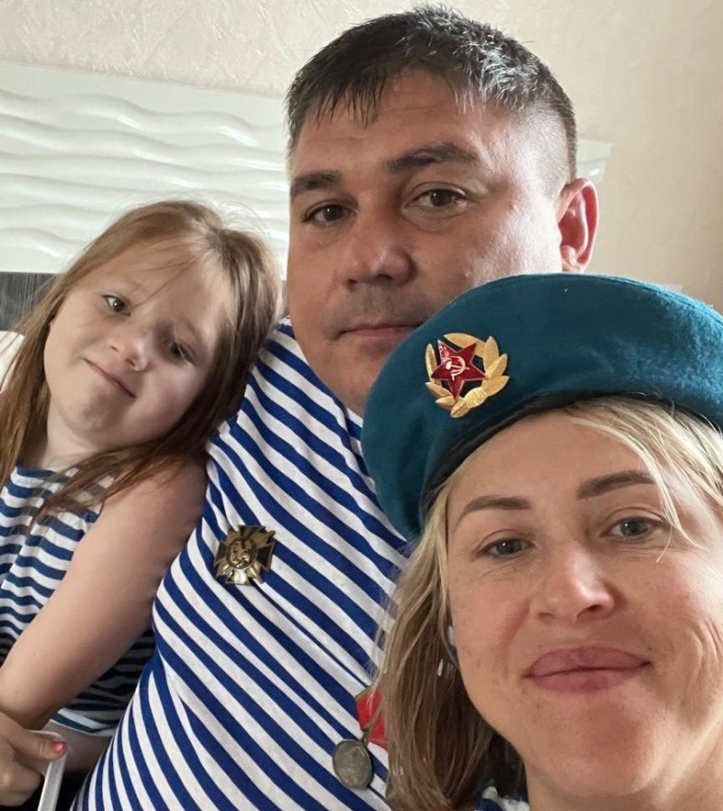Первыми главу Ессентуков с Днём воздушно-десантных войск поздравили жена и дочь