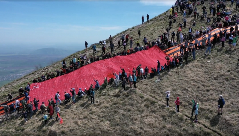Гигантское Знамя Победы и 76 метров георгиевской ленты развернули на вершине горы Бештау