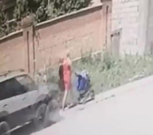 Пьяный водитель сбил двух женщин и ребёнка в Беслане: Видео