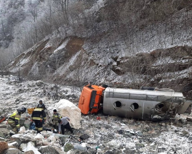 <i>В Северной Осетии спасатели выручили водителя упавшего в ущелье КамАЗа</i>
