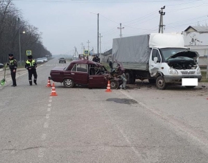 В ДТП с грузовой ГАЗелью в Курском округе Ставрополья травмированы 4 человека