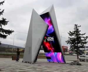 Нескрипучие: В Минводах подключили LED-стелу «Ворота Кавказа»