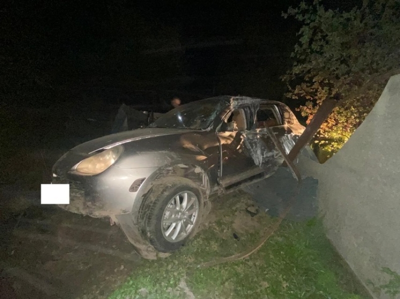 На Ставрополье в ДТП погиб водитель врезавшегося в опору ЛЭП Porshe Cayenn