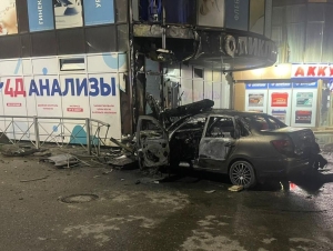 В Ессентуках после ДТП, устроенного водителем-бесправником, сгорели здание и машина