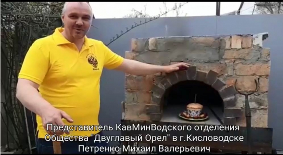 200 пасхальных куличей испекли для кисловодчан казаки и волонтеры общества "Двуглавый Орел"