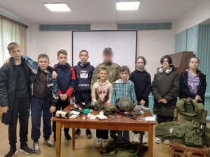 Боец казачьей бригады «Терек» рассказал школьникам о работе санинструктора