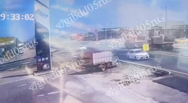 <i>В Дагестане момент гибели 48-летнего мотоциклиста сняли камеры видеонаблюдения</i>