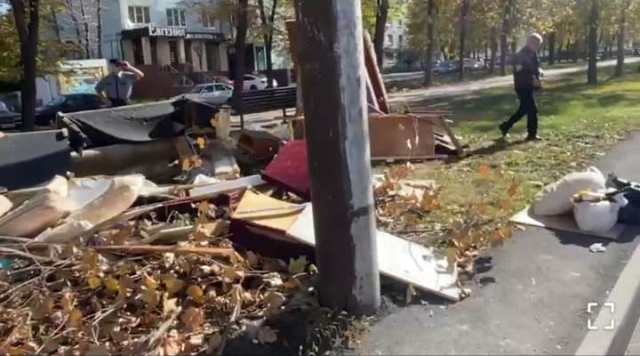 <i>Жители Владикавказа устроили стихийную свалку в центре города на зеленом газоне</i>