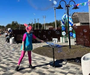 Весело и громко: В Железноводске открыли новый сквер «Капка»