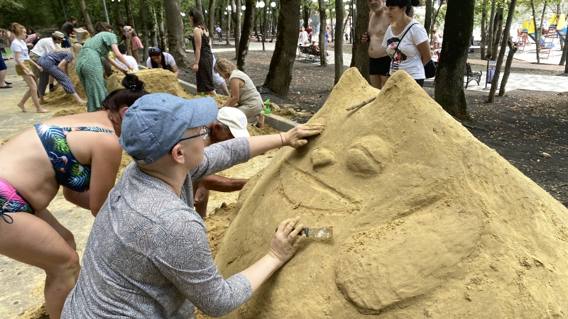 Фестиваль объединил творцов из песка