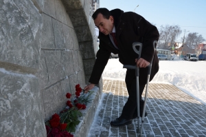 Роман Амстиславский возложил цветы к памятнику «Героям блокадного Ленинграда»