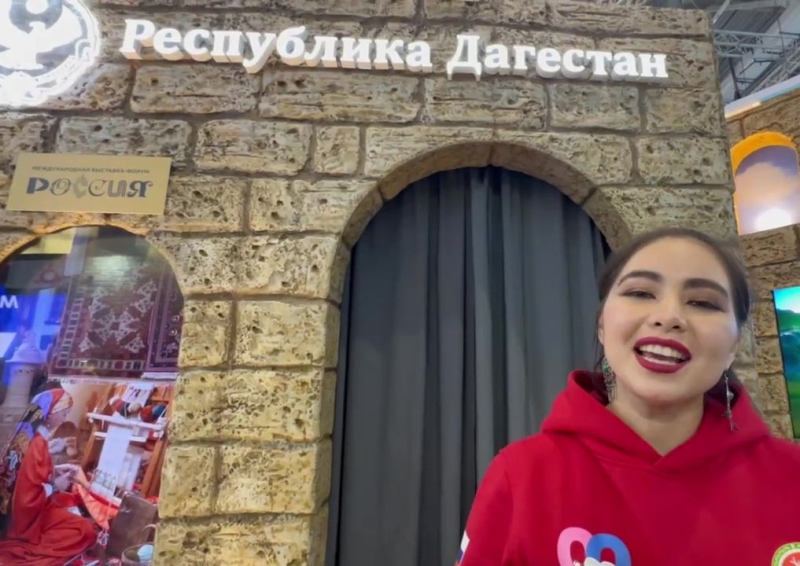 Девушка спела любимую песню Хабиба Нурмагомедова у стенда Дагестана на ВДНХ