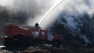 Во Владикавказе с ночи тушат крупный пожар на полигоне ТБО