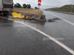 В Дагестане «BMW М-5» врезался в бетонное ограждение
