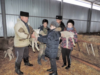 Казачат новоселицкого станичного казачьего общества продолжают знакомить с традиционным хозяйством