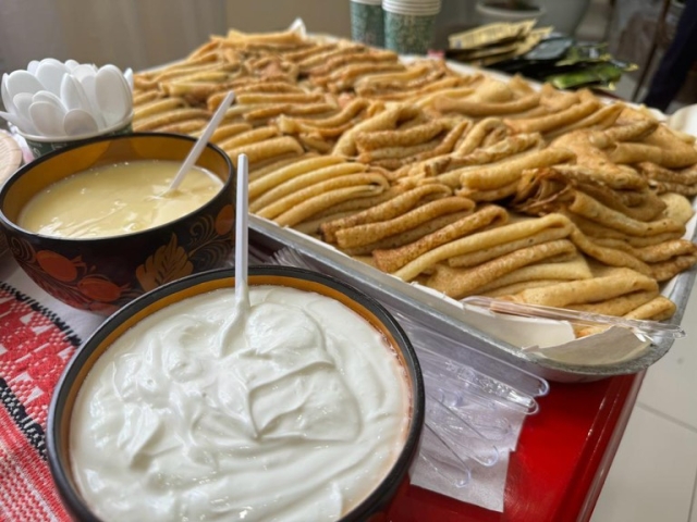 <i>В Кисловодске на Масленицу горожане и туристы съели 20 тысяч «нарзанных» блинов</i>