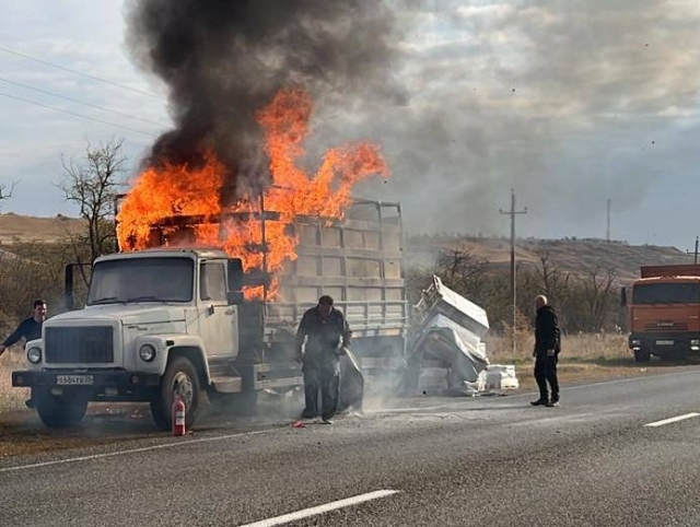 <i>На Ставрополье эксперты-криминалисты помогли водителю потушить огонь на его грузовике</i>