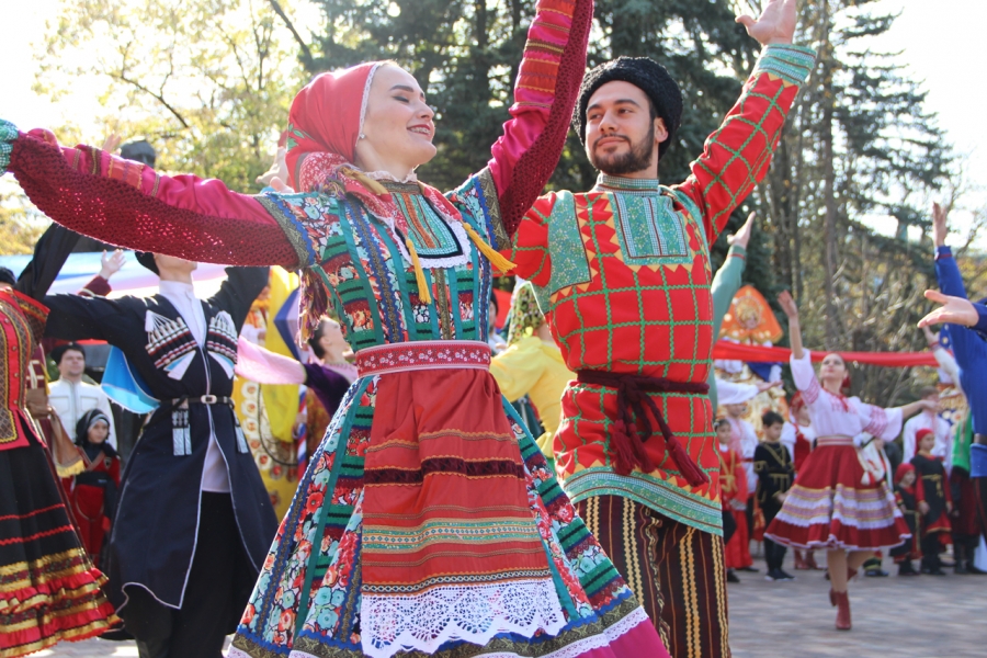В Ставрополе в День народного единства открылась фотовыставка "Северный Кавказ: единство и вековые традиции"