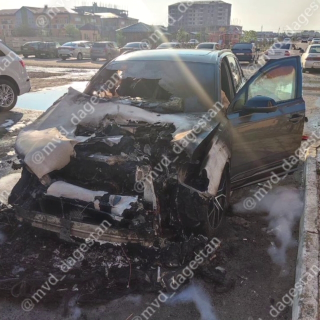 <i>В Кизлярском районе Дагестана сожгли машину единственной женщины-депутата</i>