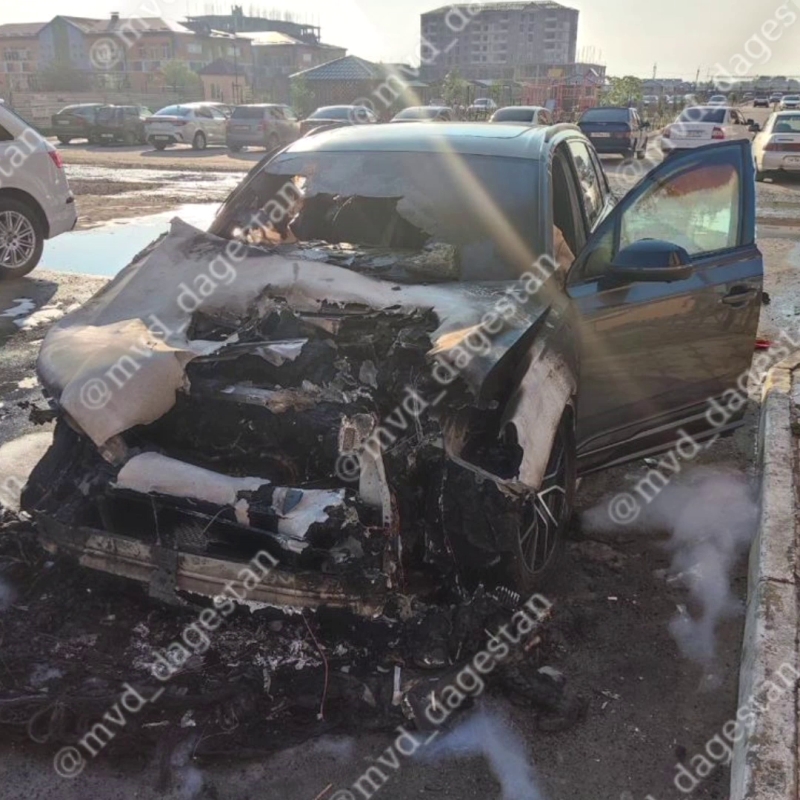 В Кизлярском районе Дагестана сожгли машину единственной женщины-депутата