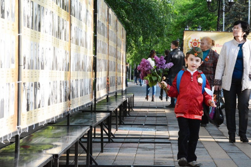 Стена Памяти расположена на проспекте Октябрьской революции