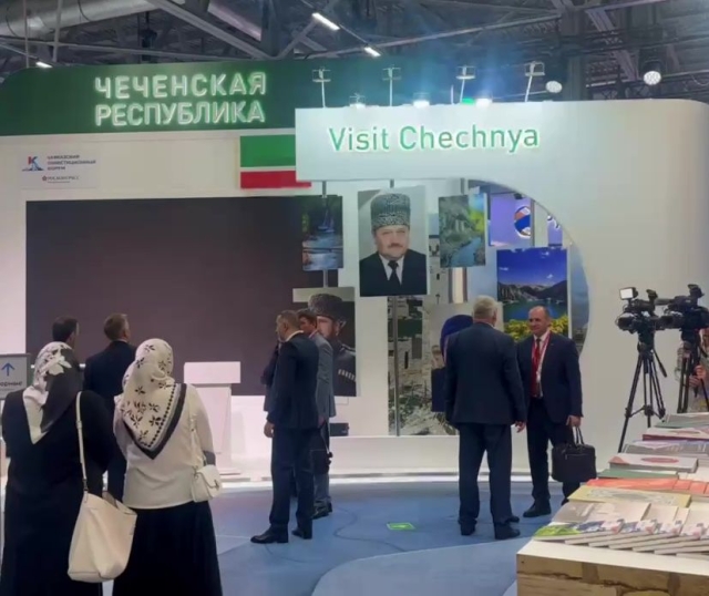 <i>Сыну Рамзана Кадырова на КИФе подарили клавиатуру в цветах флага Чечни</i>
