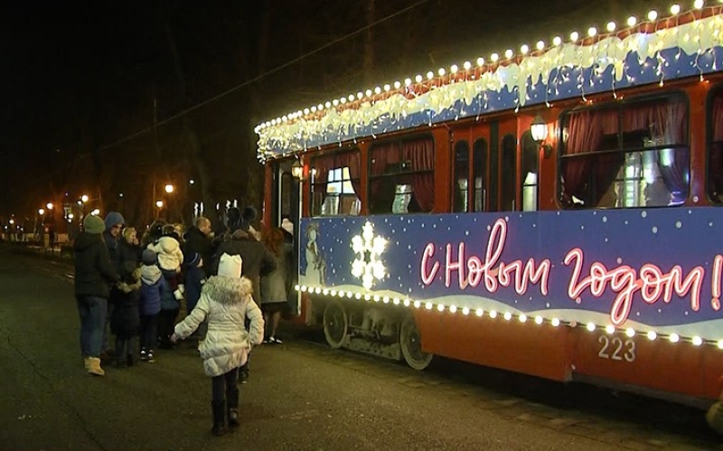 Во Владикавказе опять запустили новогодний трамвай