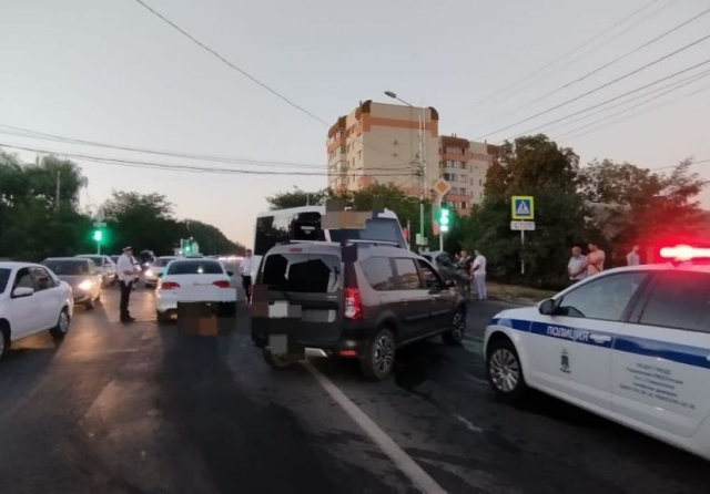 <i>В Ставрополе 4 человека пострадали в ДТП из-за проезда маршрутки на красный свет</i>