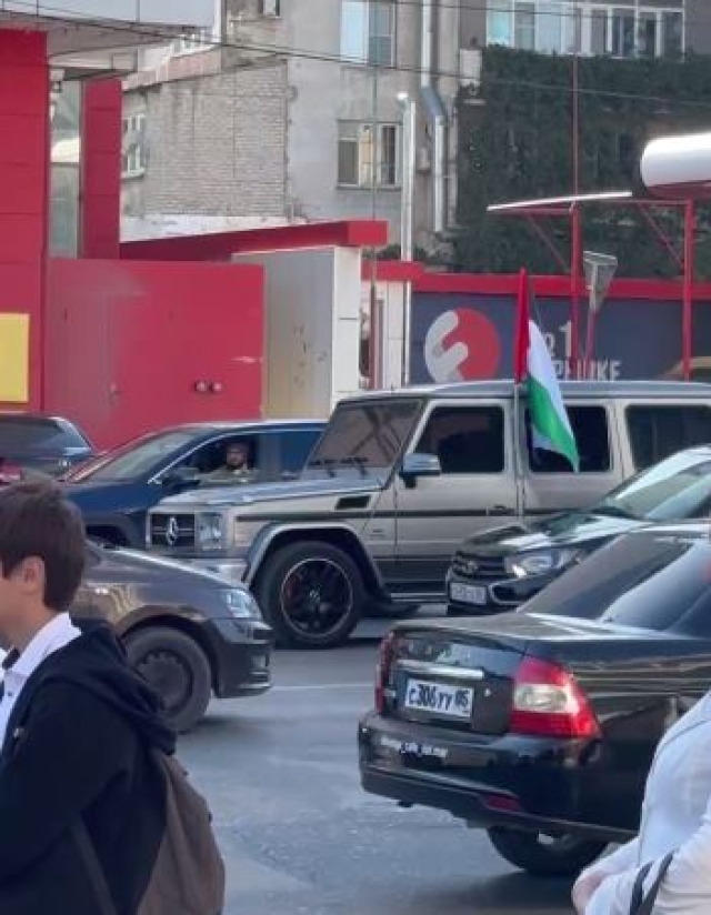 <i>На улицах Махачкалы заметили автопробег в поддержку Палестины</i>