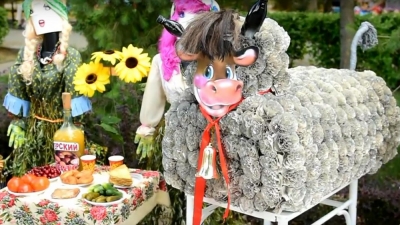 Быков из соломы и газет можно было увидеть на фестивале национальных культур в Буденновске