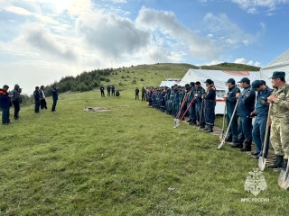 В Ботлихском районе Дагестана пожарные и волонтёры тушат крупный ландшафтный пожар