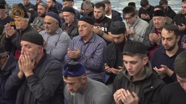 <i>Научились у соседей: В Дагестане тысячи мусульман поддержали единоверцев из Палестины молитвой</i>