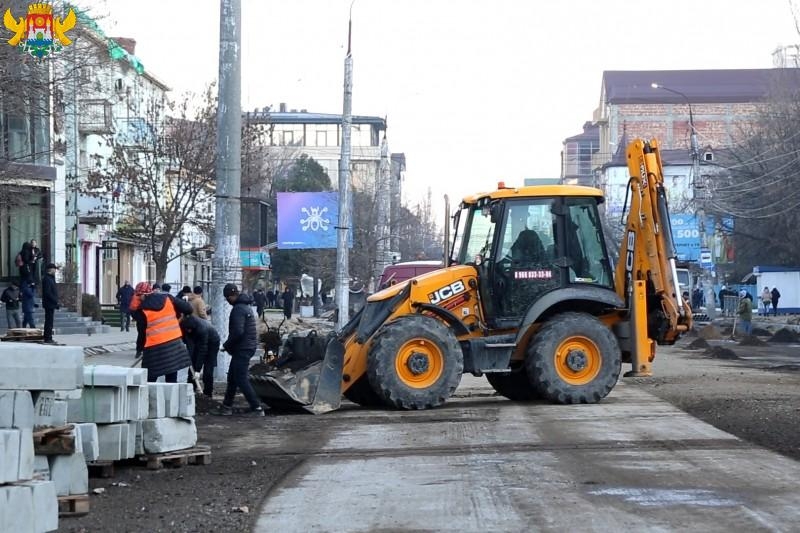 Мэр Махачкалы в очередной раз посетил реконструируемый участок дорожного полотна по улице Коркмасова