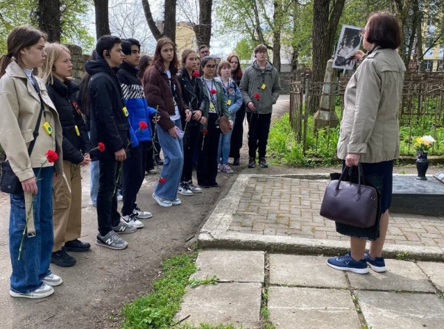 <i>Краеведы рассказали школьникам историю старейшего некрополя Ставрополя</i>