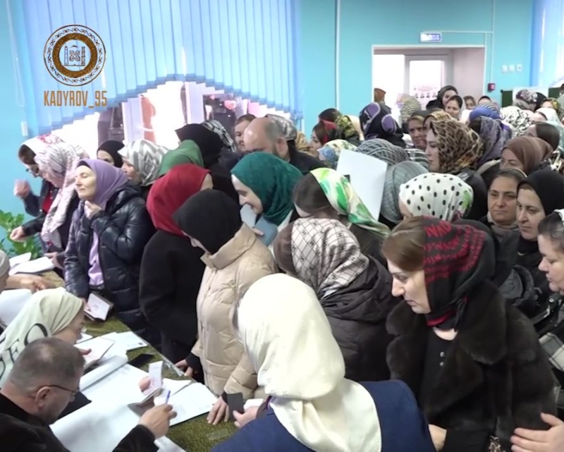 Чтобы проголосовать в Чечне, люди стоят в очередях на избирательных участках