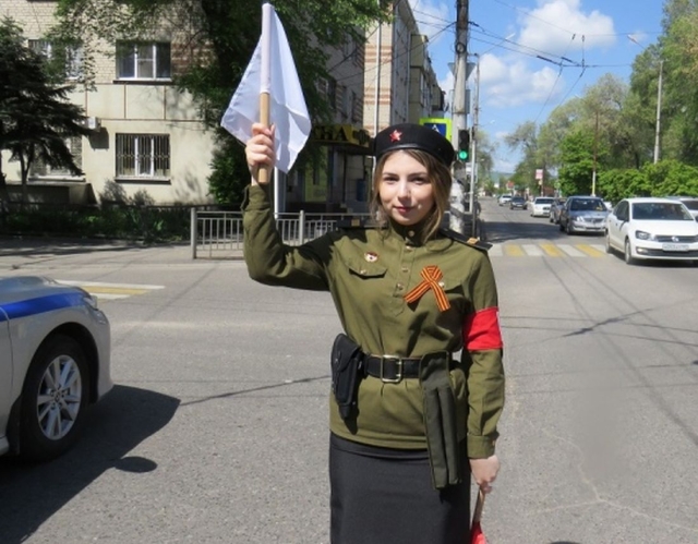 <i>В Черкесске 9 мая сотрудники полиции облачились в форму регулировщиц</i>
